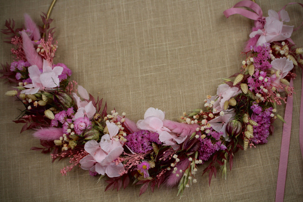 Trockenblumenloop Millea in Rosa, Pink und Weinrot auf goldenem Ring