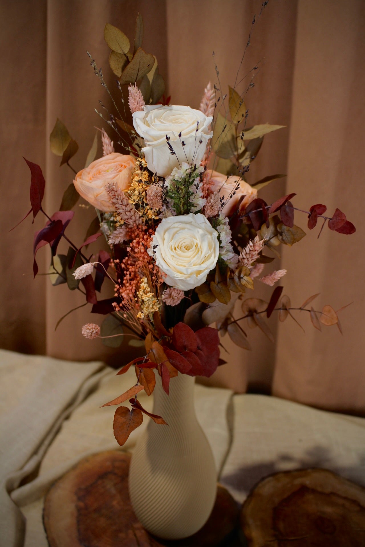 Trockenblumenstrauß Auroria in Herbstfarben mit präparierten Rosen Ranunkeln und Eukalyptus