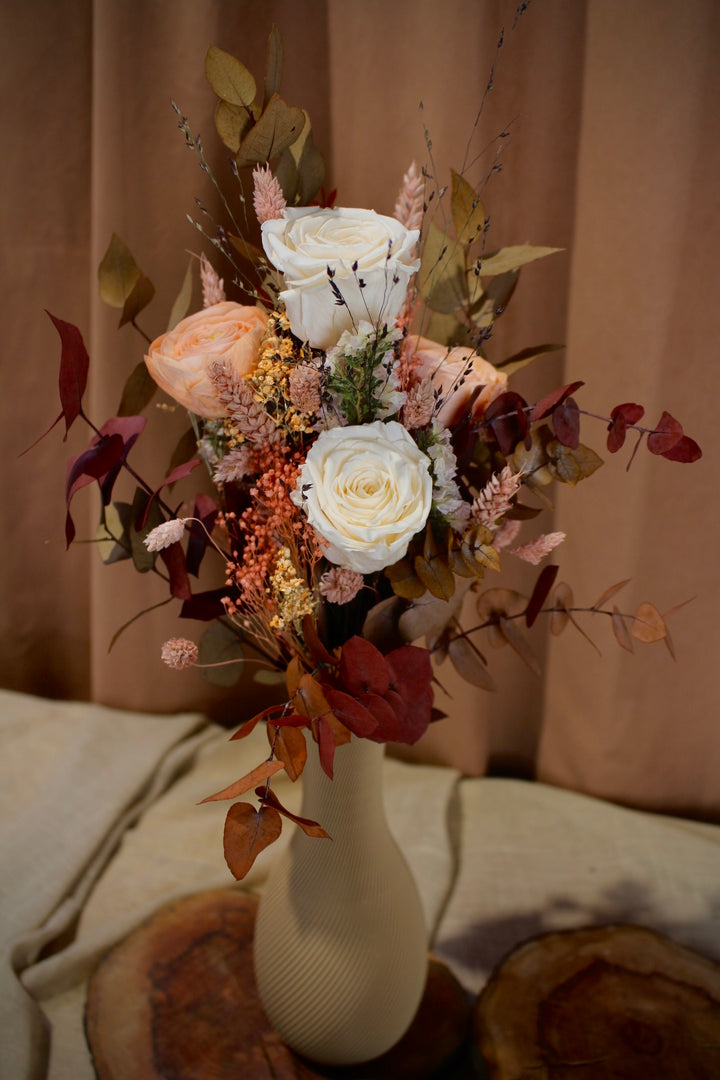 Trockenblumenstrauß Auroria in Herbstfarben mit präparierten Rosen Ranunkeln und Eukalyptus