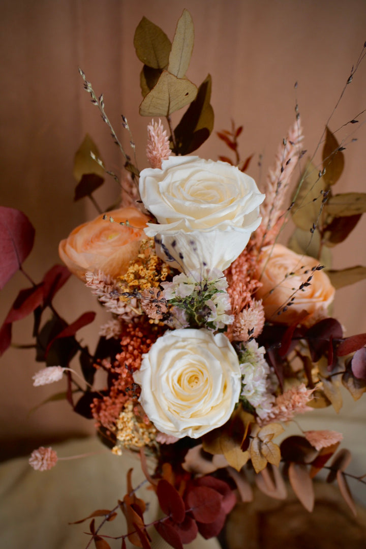 Trockenblumenstrauß Auroria in Herbstfarben mit präparierten Rosen Ranunkeln und Eukalyptus