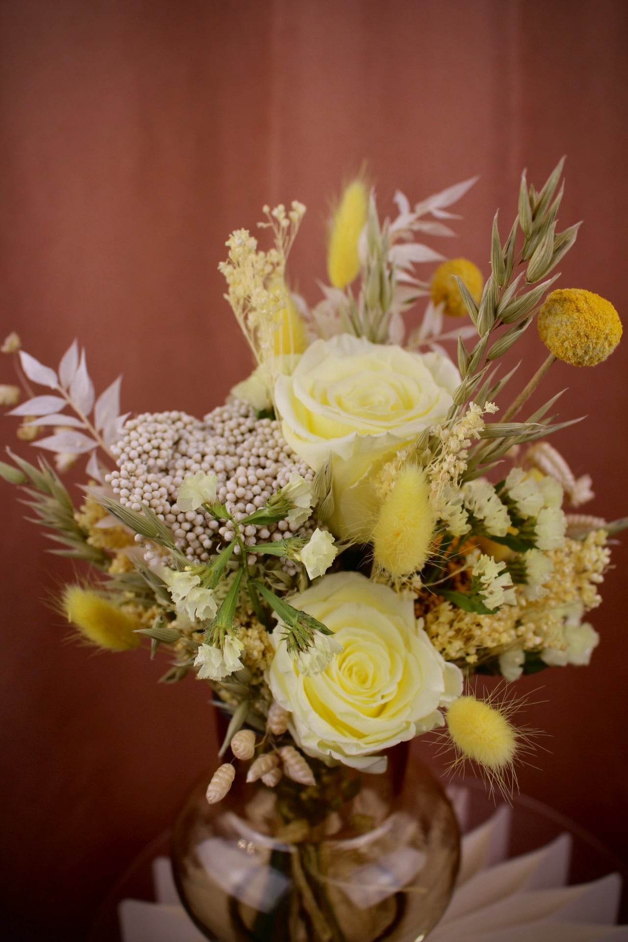 'Butyra' - Trockenblumenstrauß mit präparierten Rosen in hellem Gelb