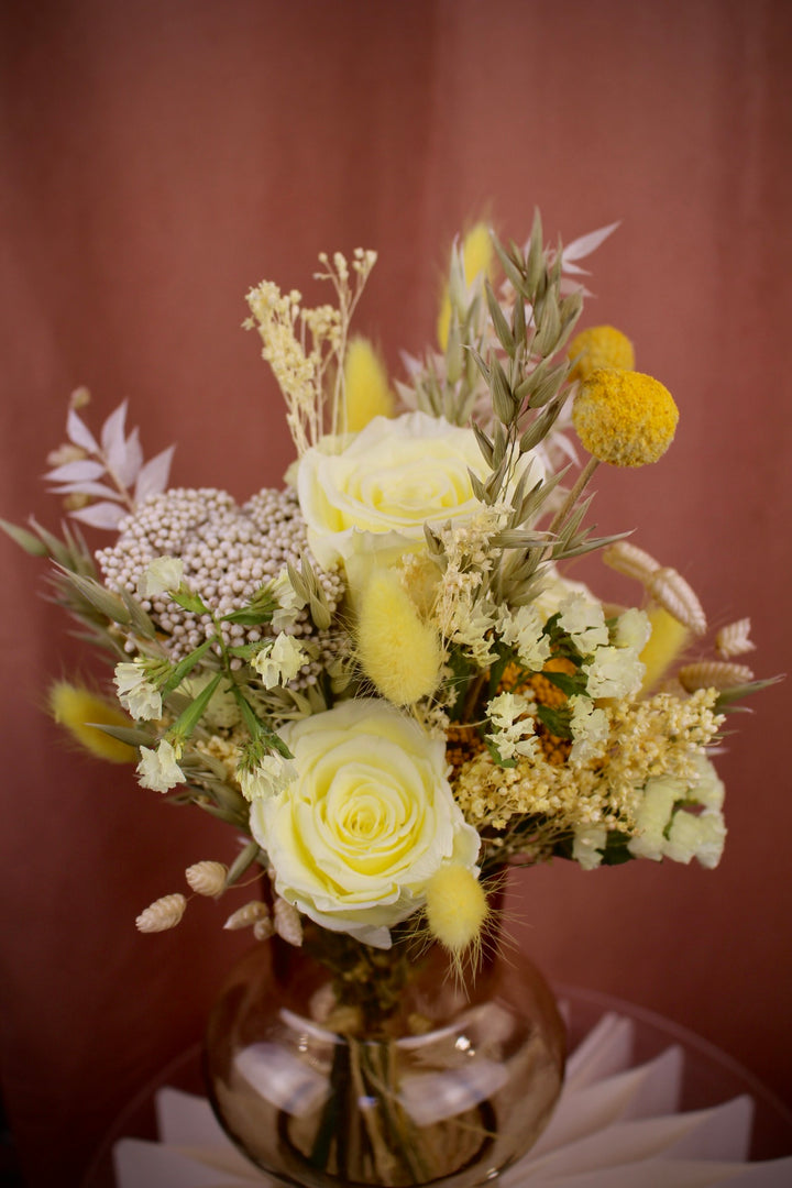 'Butyra' - Trockenblumenstrauß mit präparierten Rosen in hellem Gelb
