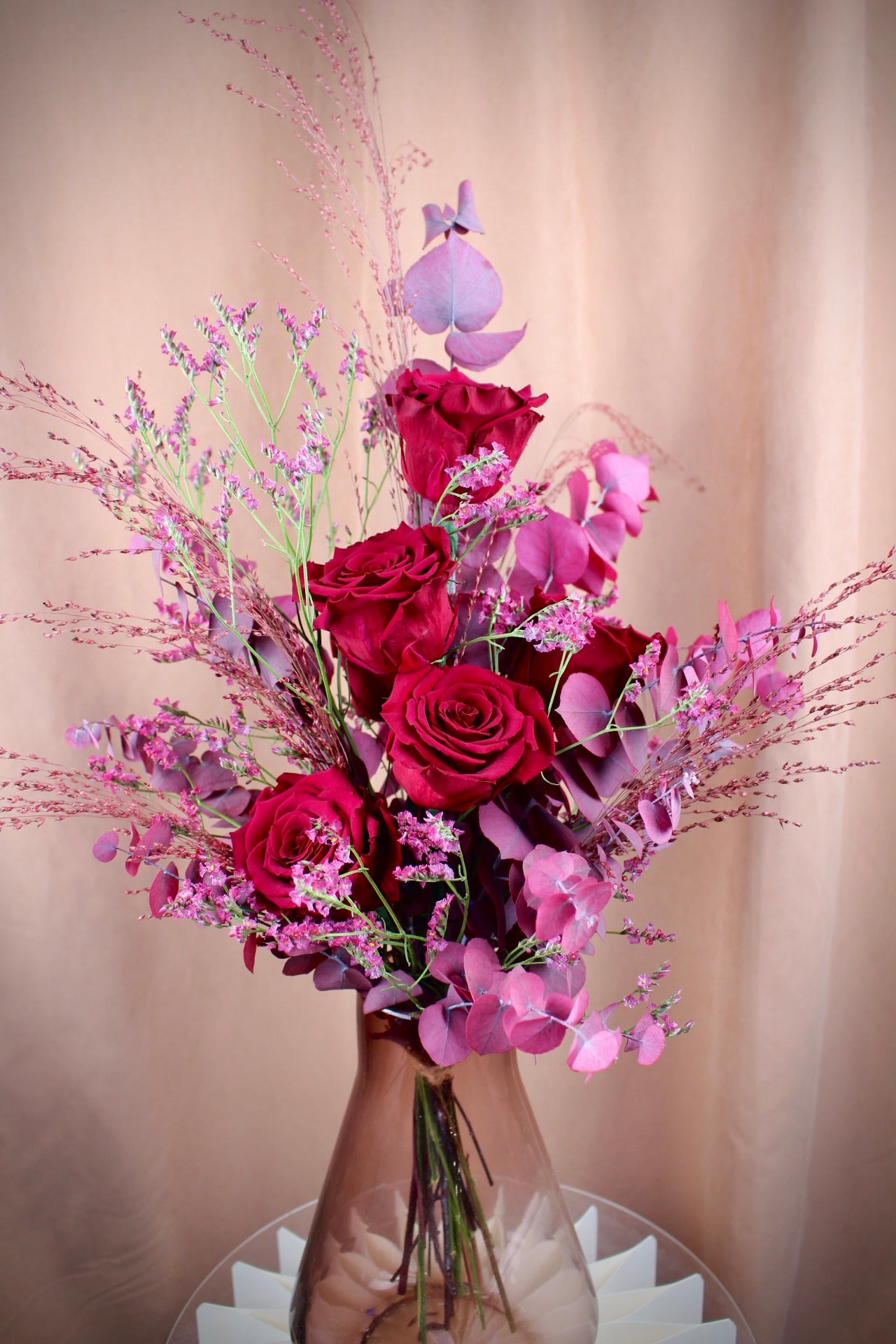 'Fayrenna' - Trockenblumenstrauß mit präparierten Rosen und Eukalyptus in Rot