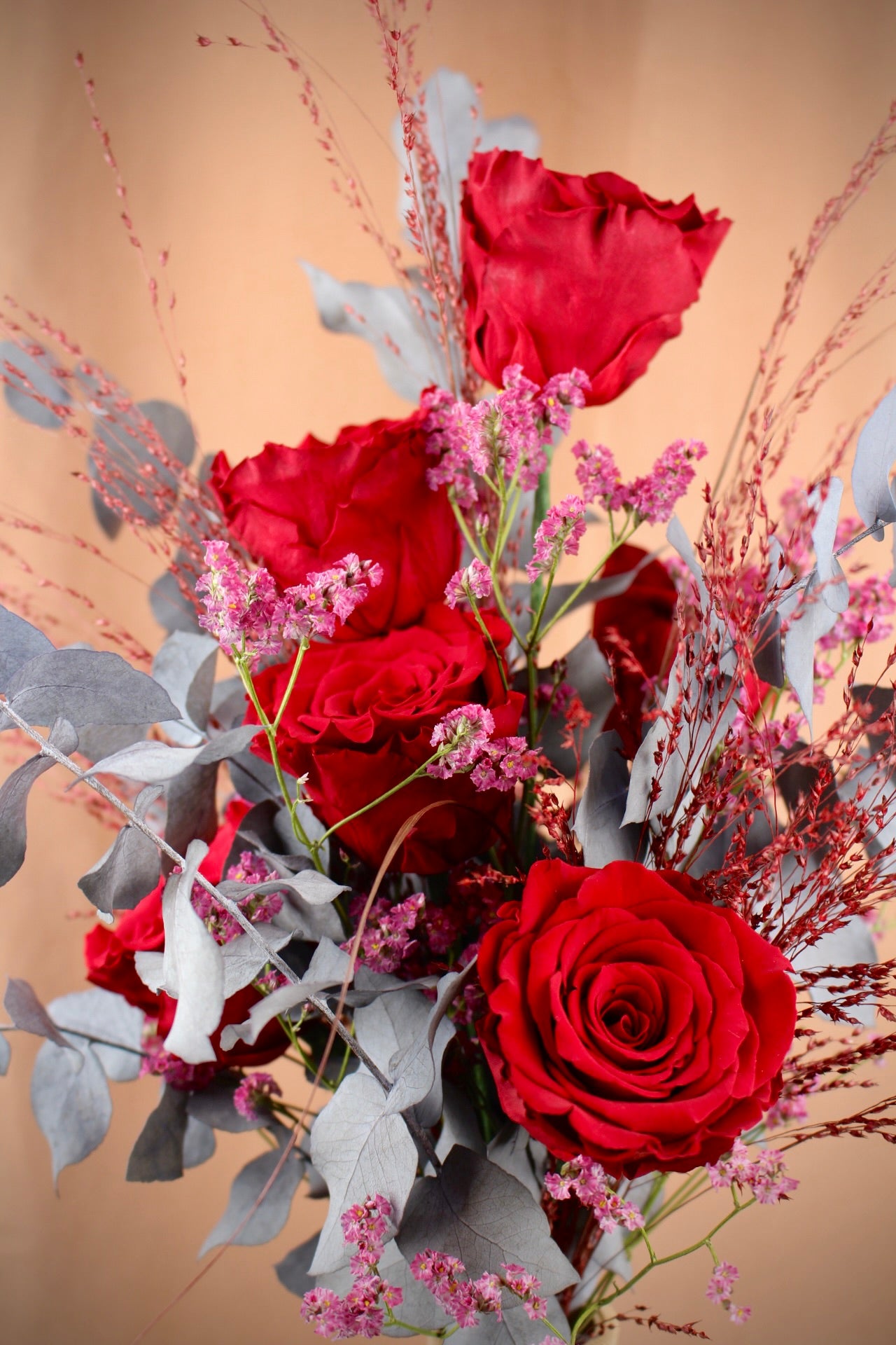 'Rosyra' - Trockenblumenstrauß mit präparierten roten Rosen und Eukalyptus