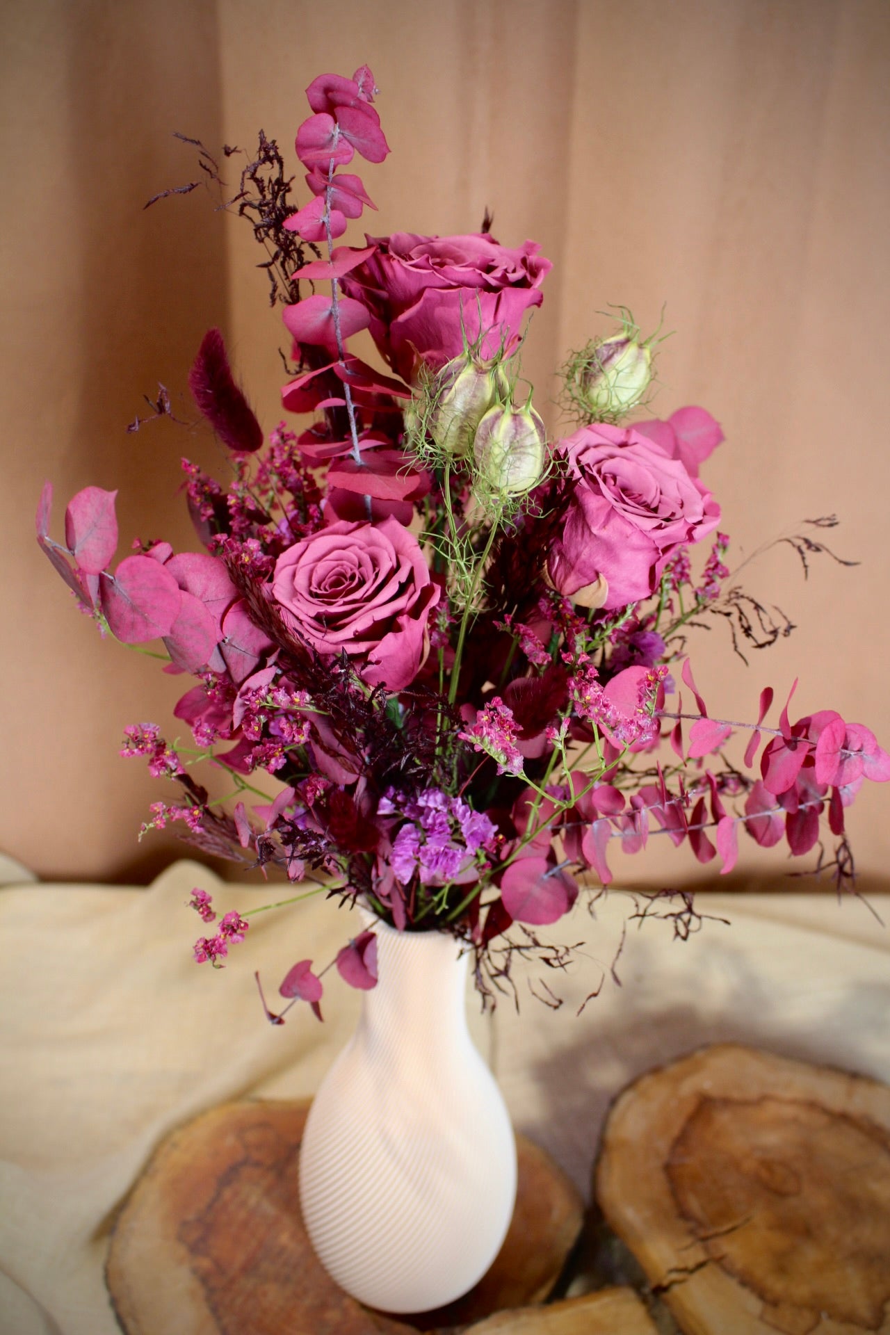 Trockenblumenstrauß Viola in Lila mit prapärierten Rosen und Eukalyptus