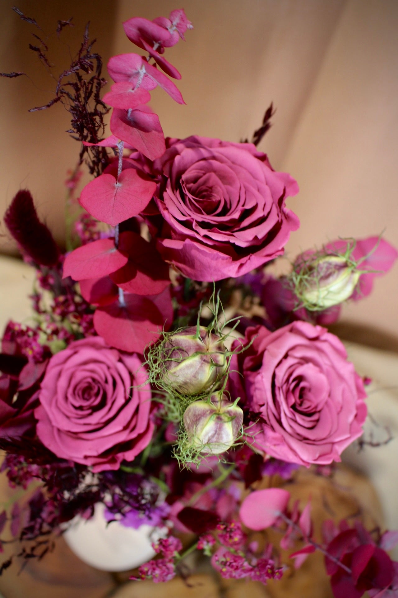 Trockenblumenstrauß Viola in Lila mit prapärierten Rosen und Eukalyptus