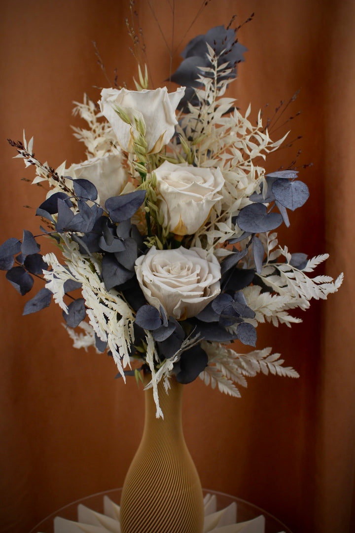'Alvinea' - Trockenblumenstrauß mit präparierten Rosen in Weiß, Eukalyptus und Farn
