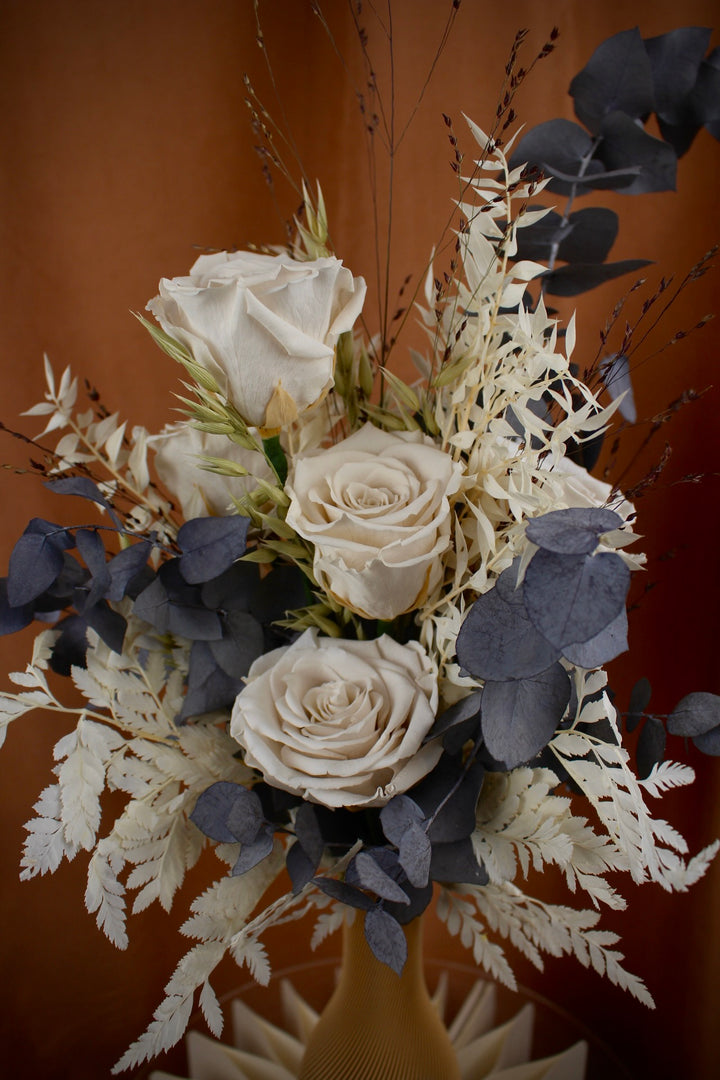 Trockenblumenstrauß mit präparierten Rosen, Eukalyptus und Farn