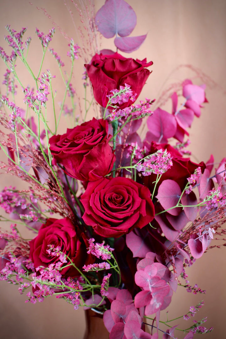 'Fayrenna' - Trockenblumenstrauß mit präparierten Rosen und Eukalyptus in Rot