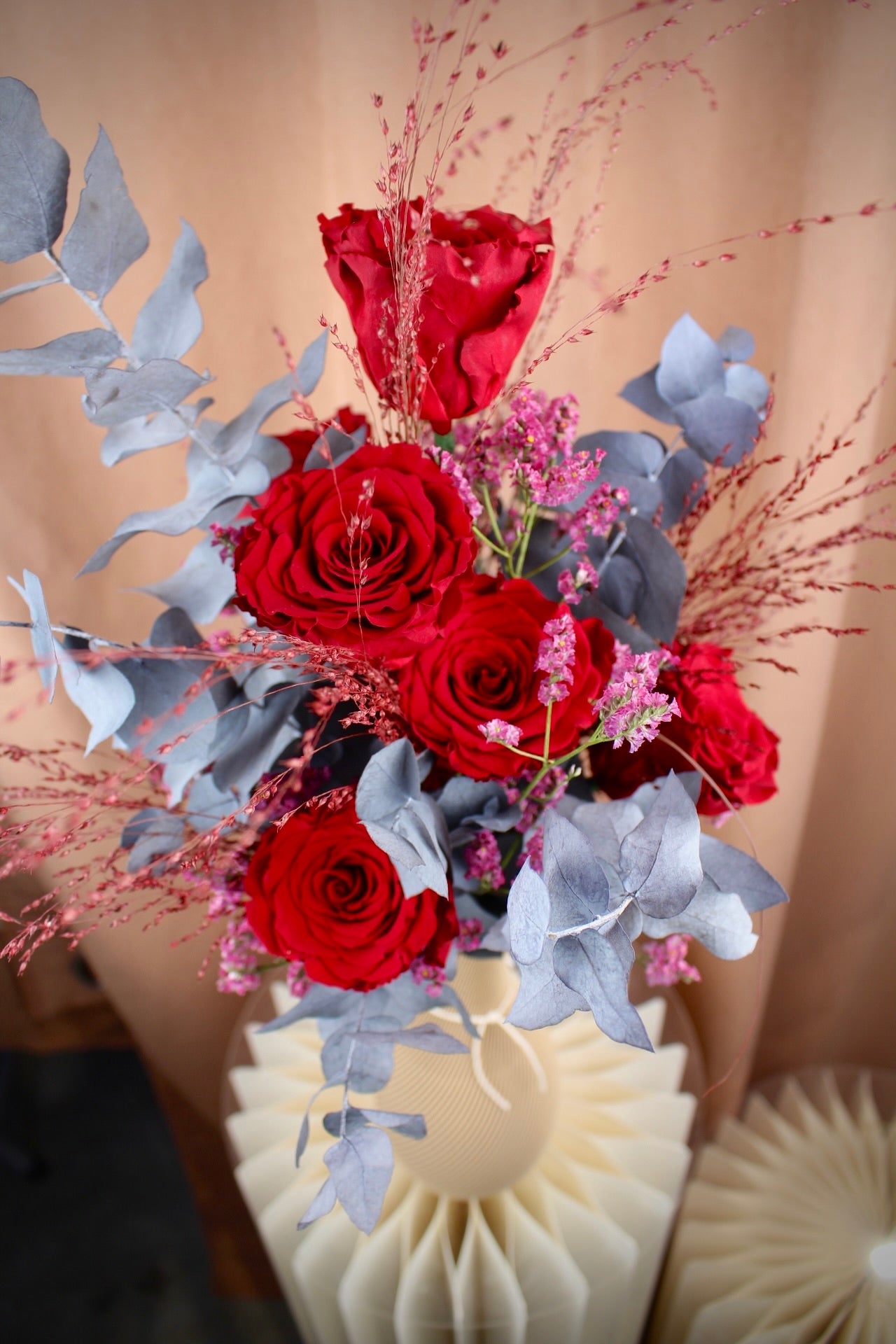 'Rosyra' - Trockenblumenstrauß mit präparierten roten Rosen und Eukalyptus