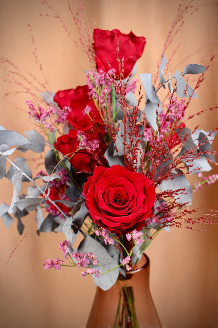 'Rosyra' - Trockenblumenstrauß mit präparierten roten Rosen und Eukalyptus