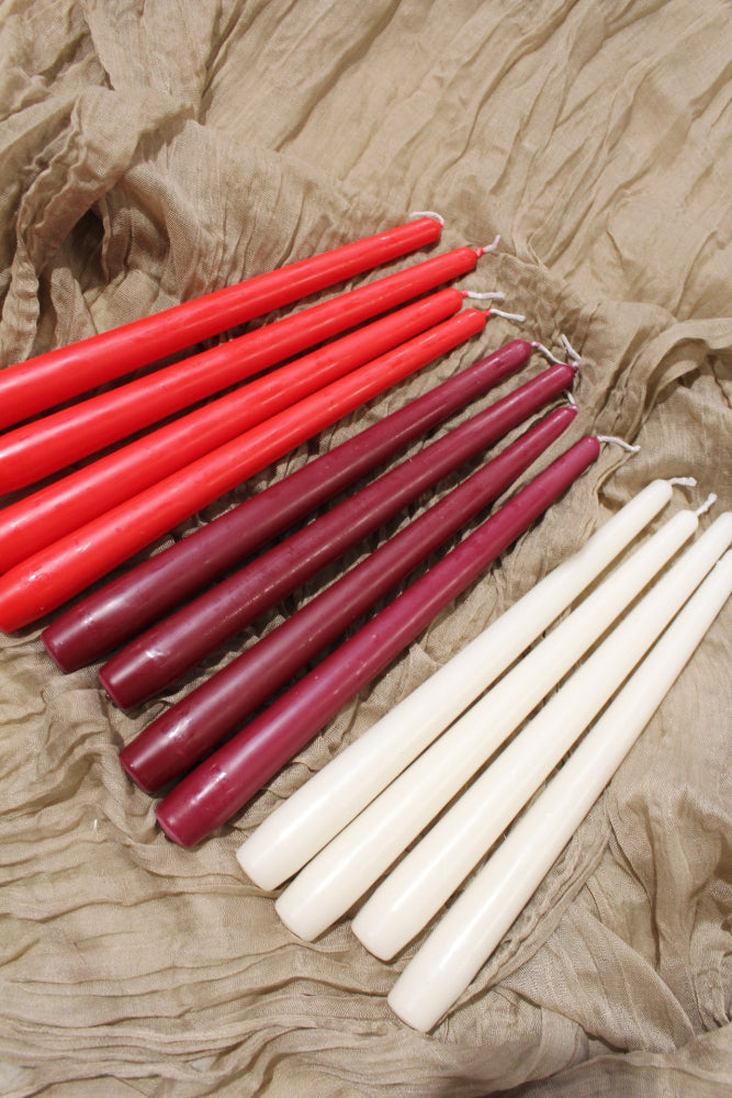 Vierer-Set Spitzkerzen 250/23 – Cremeweiß, Weihnachtsrot oder Bordeaux