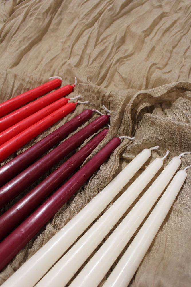 Vierer-Set Spitzkerzen 250/23 – Cremeweiß, Weihnachtsrot oder Bordeaux