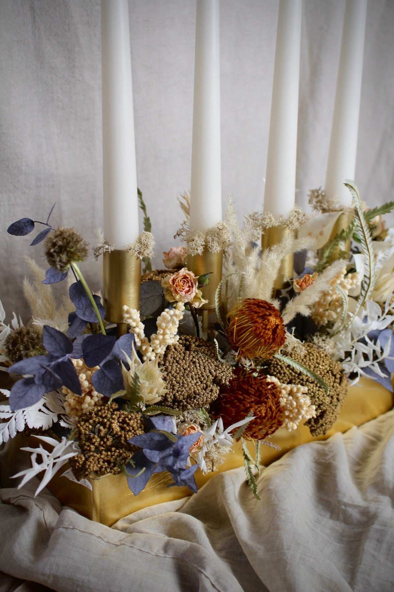 Adventsgesteck mit Stabkerzen und Trockenblumen