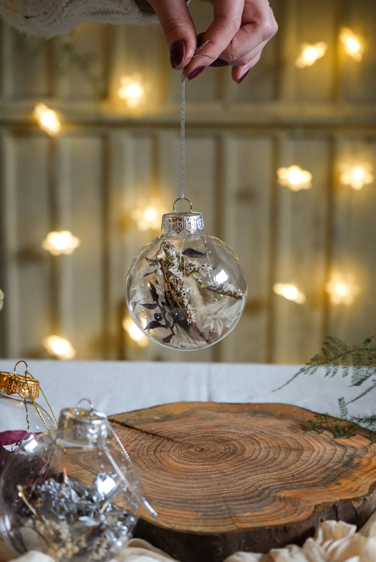 Handgefertigte Christbaumkugeln mit Trockenblumen – die besondere Geschenkidee
