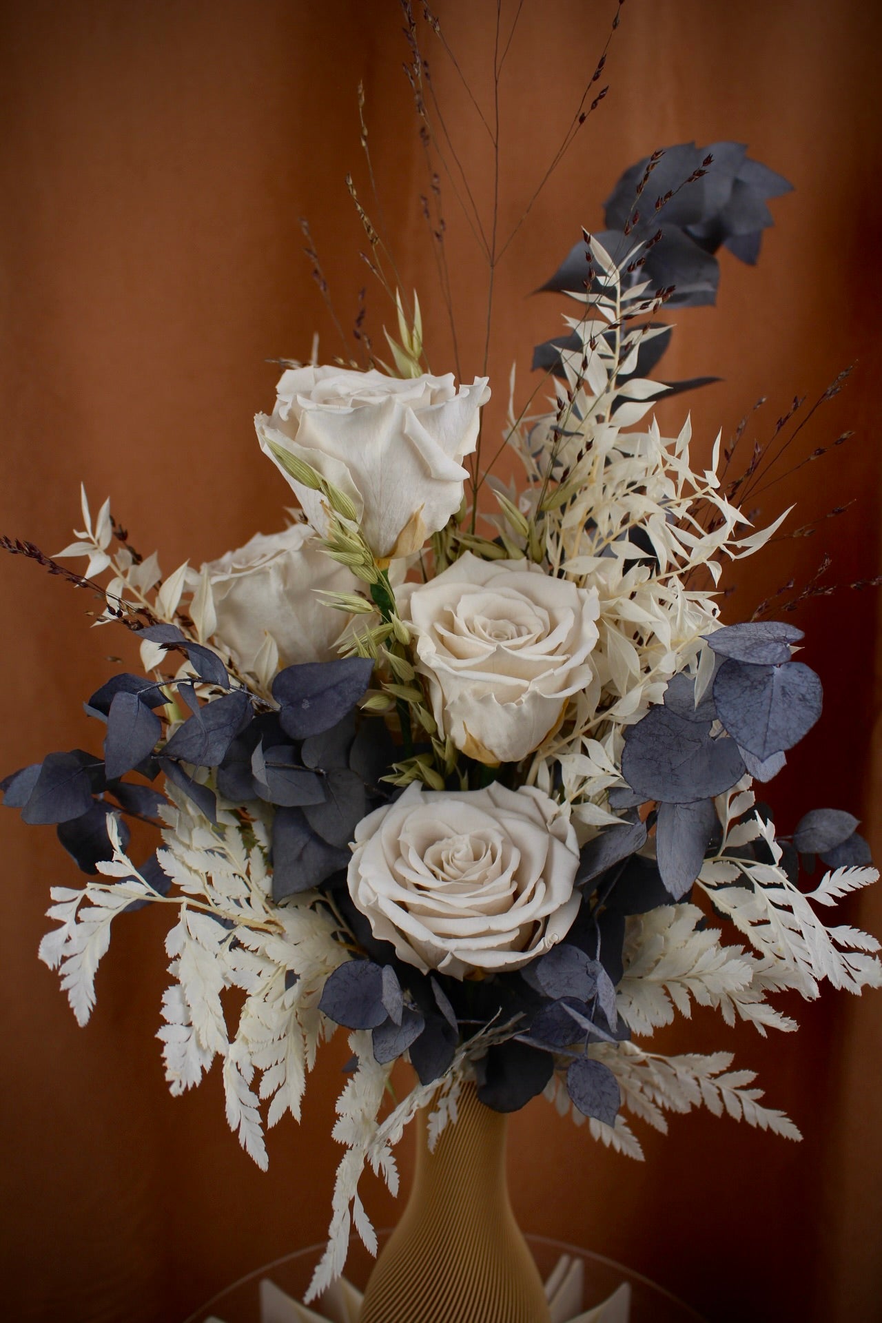 'Alvinea' - Trockenblumenstrauß mit präparierten Rosen, Eukalyptus und Farn