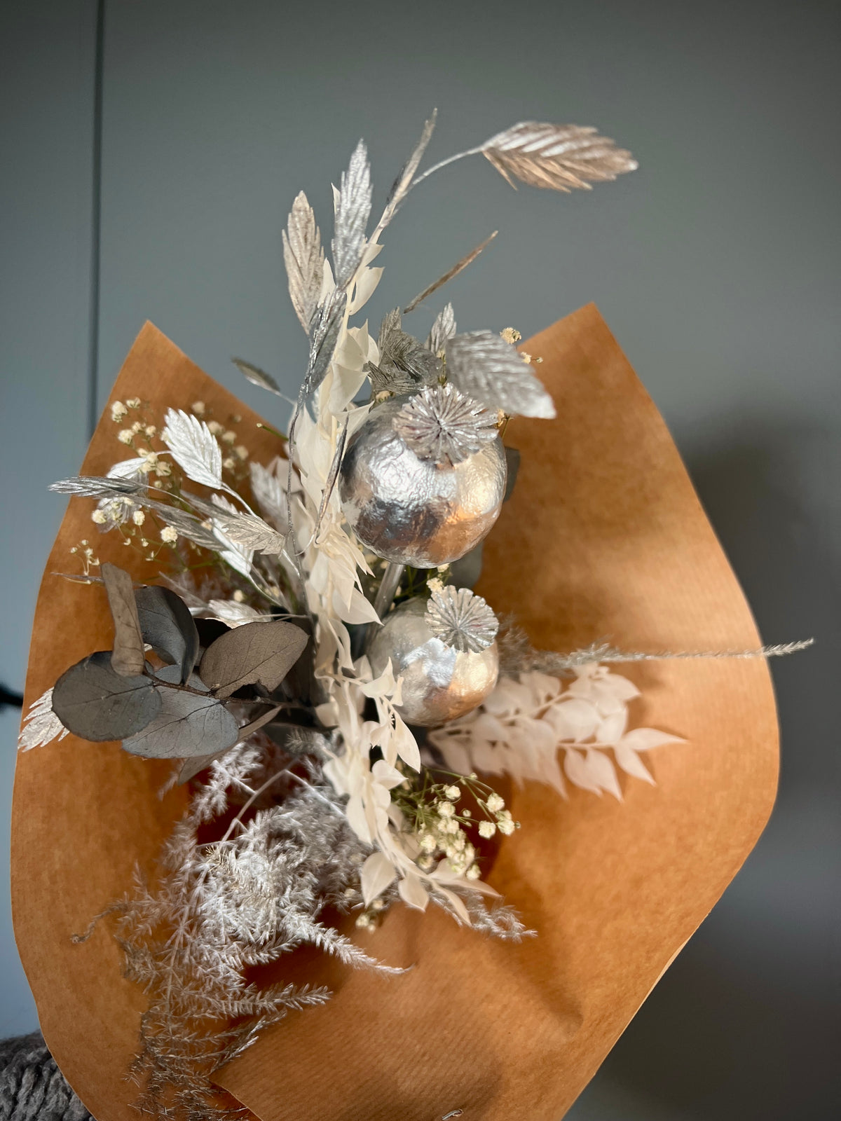 Trockenstrauß in Weiß & Gold – festliches Arrangement