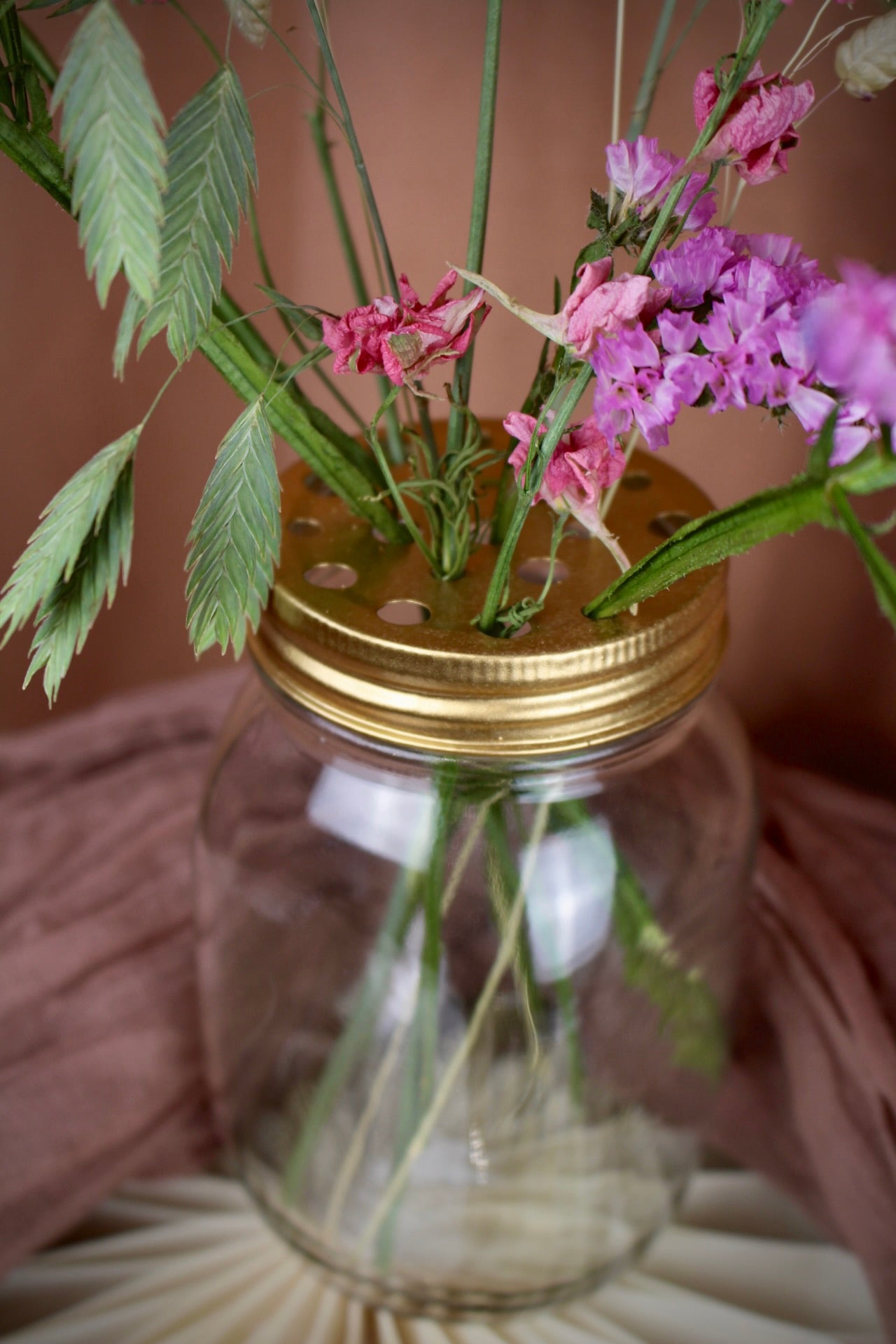 Flower Jar Gold | Blumenglas mit Lochdeckel