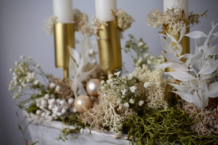 Detailaufnahme Adventsgesteck Weiß-Gold mit Trockenblumen in weißer Keramikschale