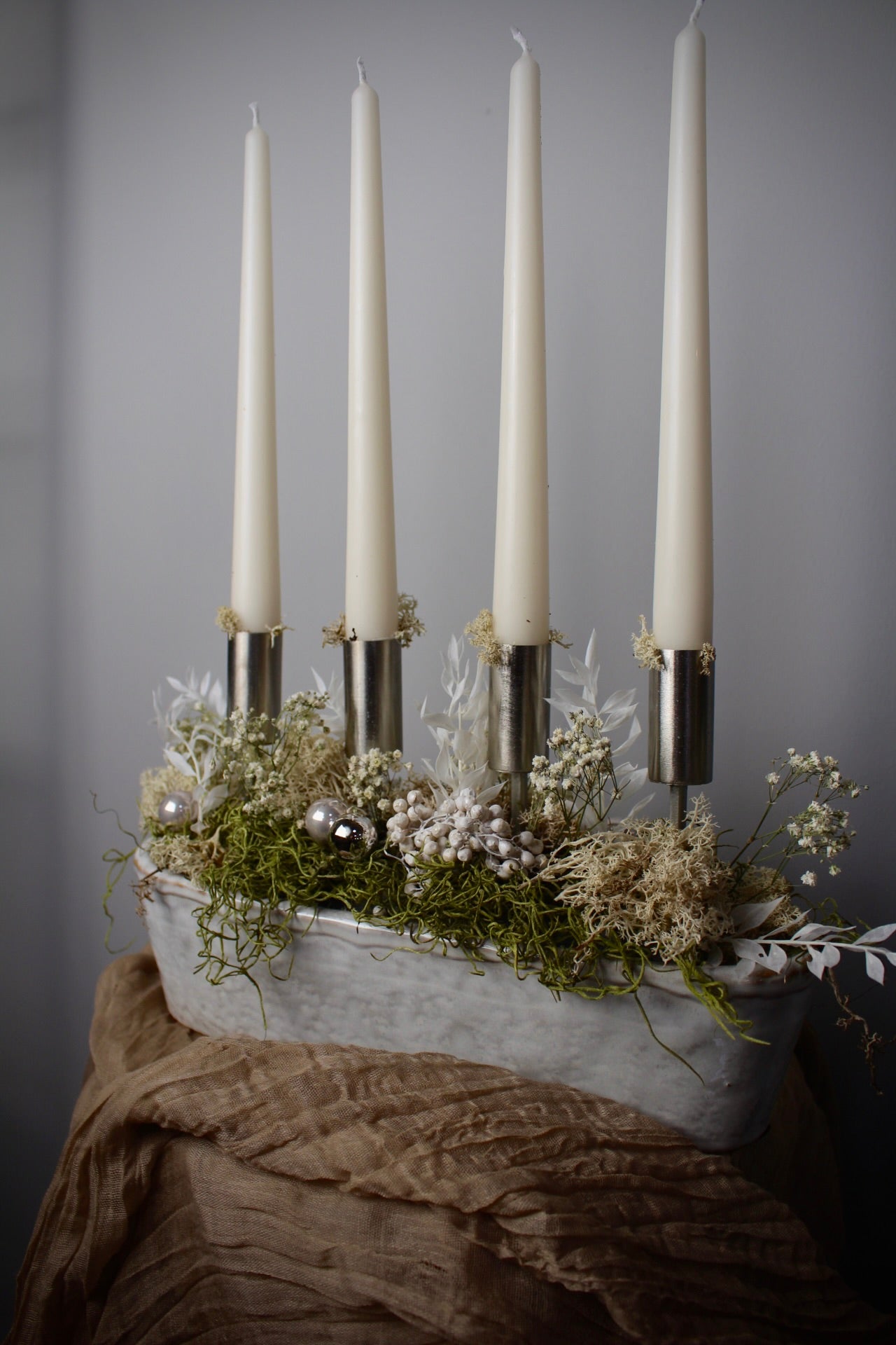 Adventsgesteck Weiß-Silber mit Trockenblumen in weißer Keramikschale