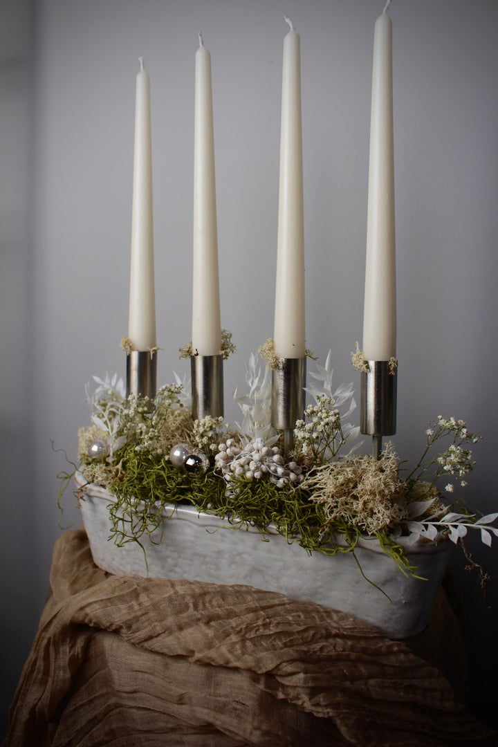 Adventsgesteck Weiß-Silber mit Trockenblumen in weißer Keramikschale