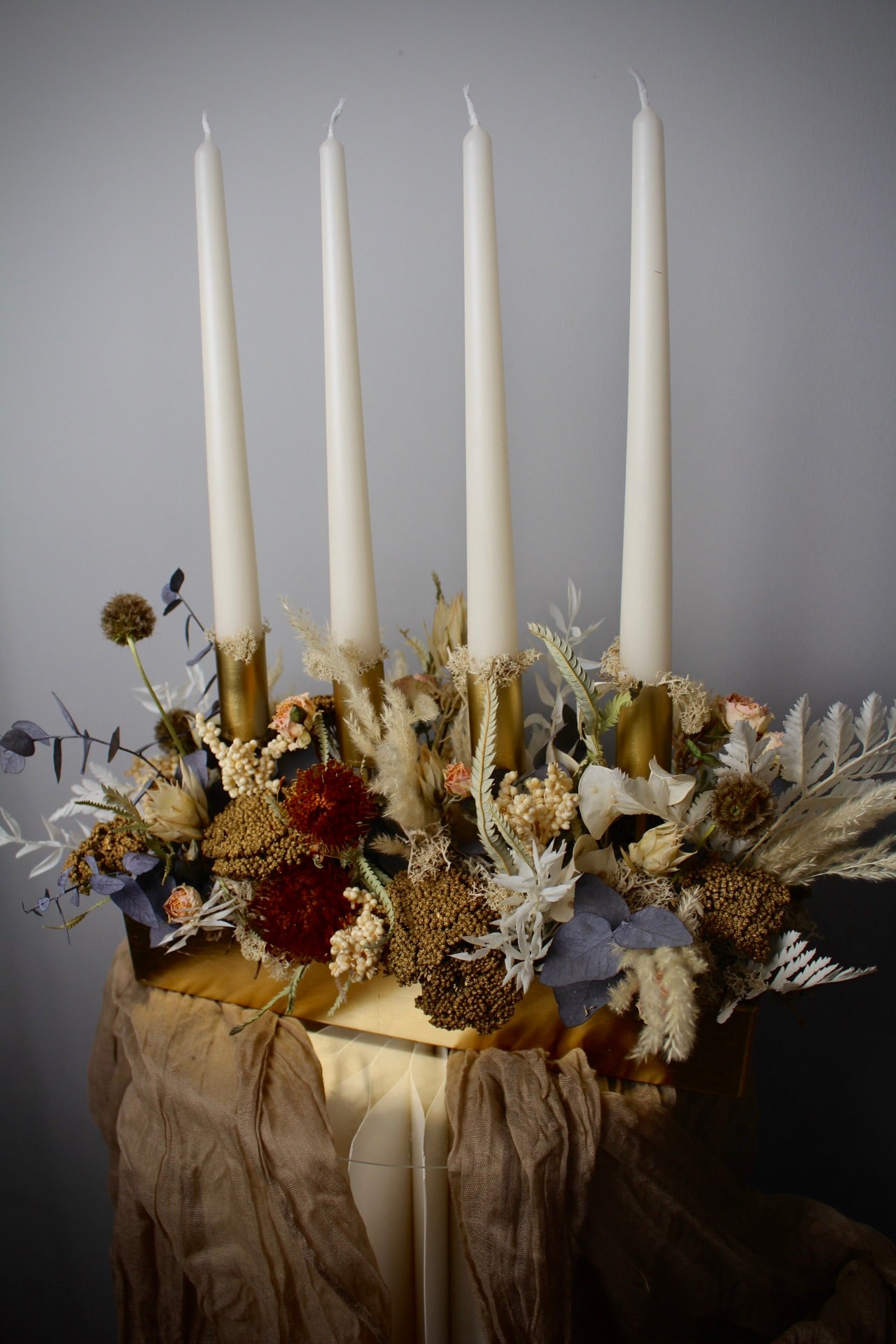 Adventsgesteck in Gold mit Trockenblumen