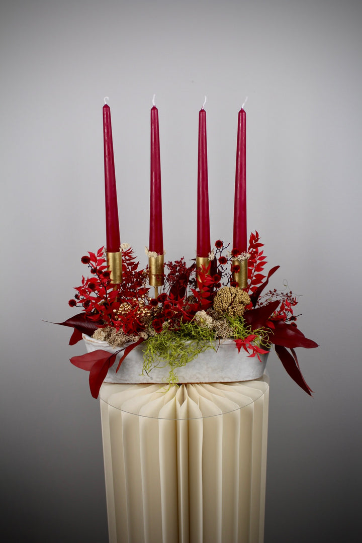 Adventsgesteck in Rot & Gold mit Stabkerzen in weißer Keramikschale