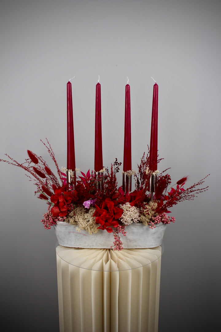 Adventsgesteck in Rot & Silber mit Stabkerzen in weißer Keramikschale