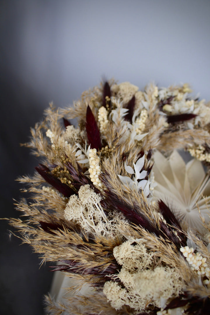 Detailaufnahme Adventskranz in Natur- und Brauntönen mit Pampasgras