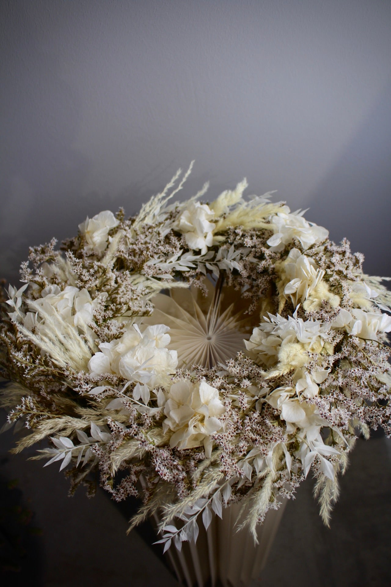 Adventskranz aus Trockenblumen in Weiß & Creme