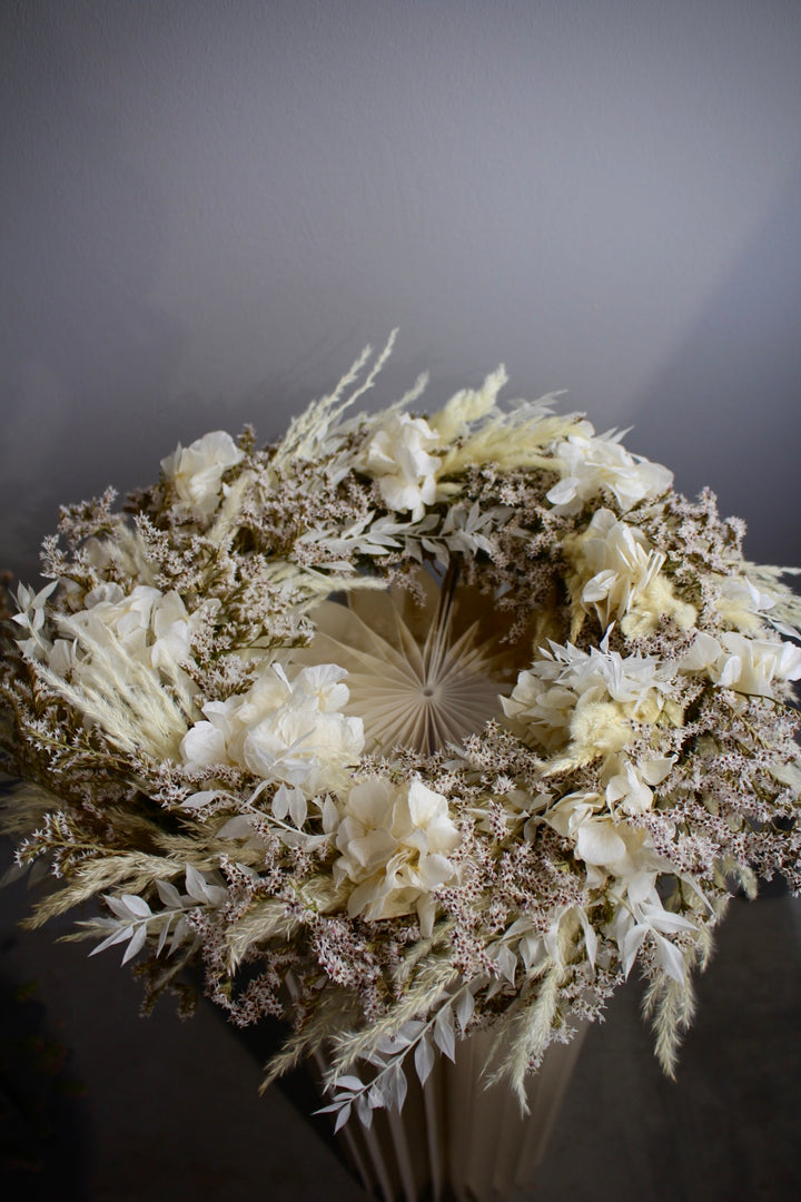 Adventskranz aus Trockenblumen in Weiß & Creme