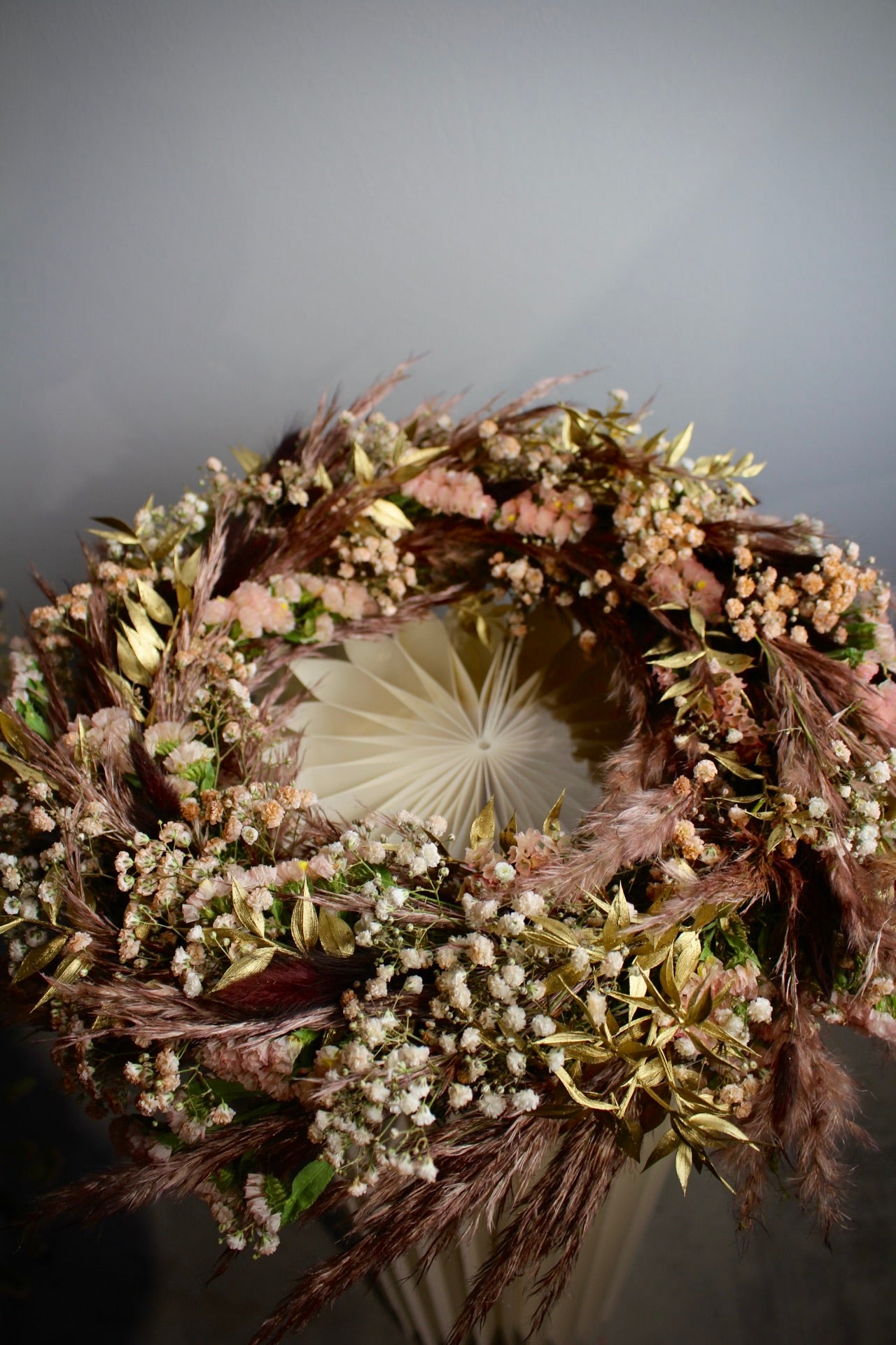 Adventskranz mit Trockenblumen & Pampasgras in warmen Farben