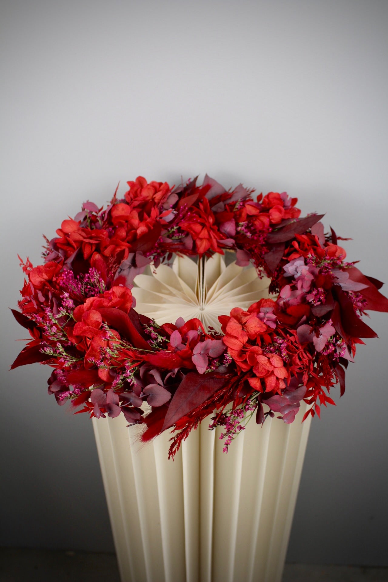Adventskranz mit Trockenblumen in Rot & Pink