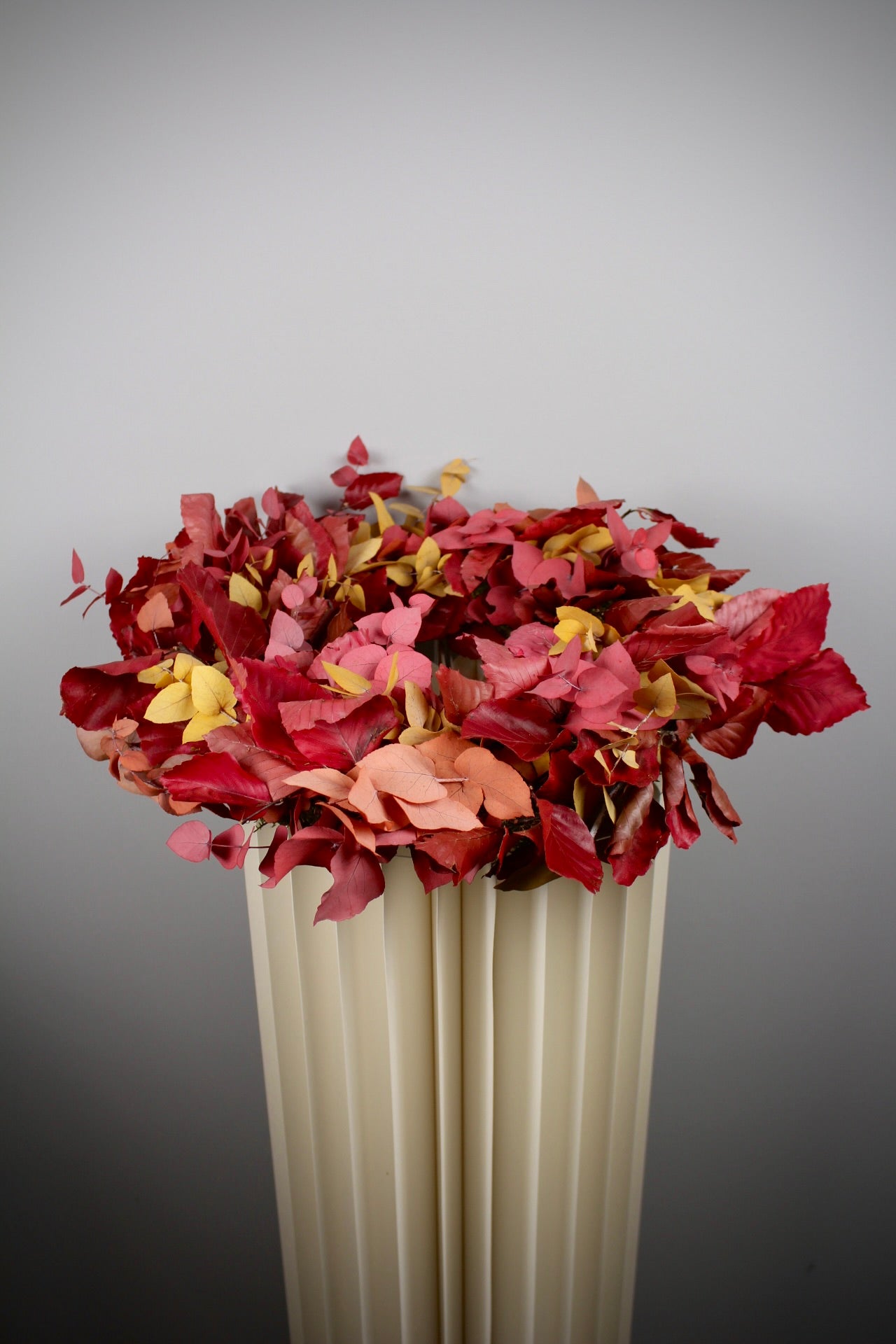 Adventskranz mit präpariertem Eukalyptus & Eichenlaub in Rottönen