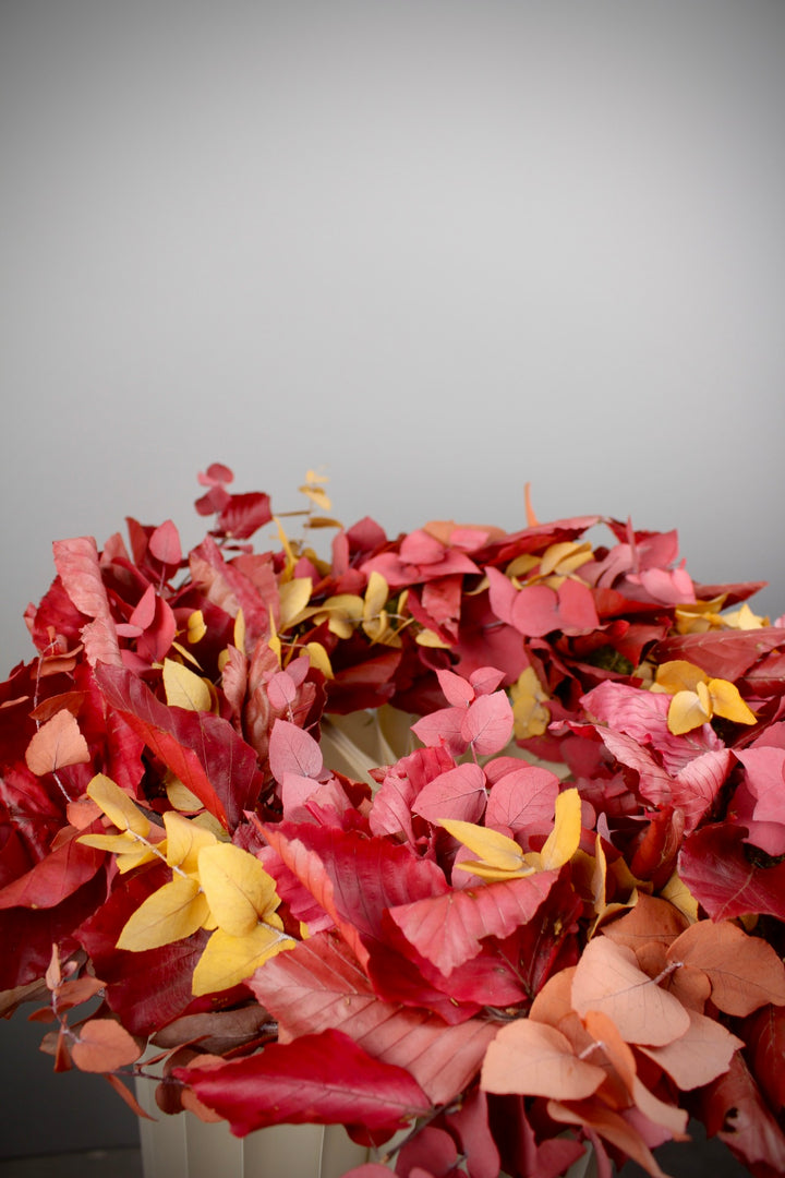 Detailaufnahme Adventskranz mit präpariertem Eukalyptus & Eichenlaub in Rottönen