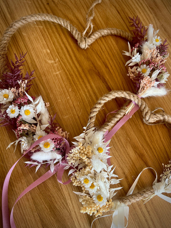 Bast-Herz mit Trockenblumen in Rosa oder Weiß