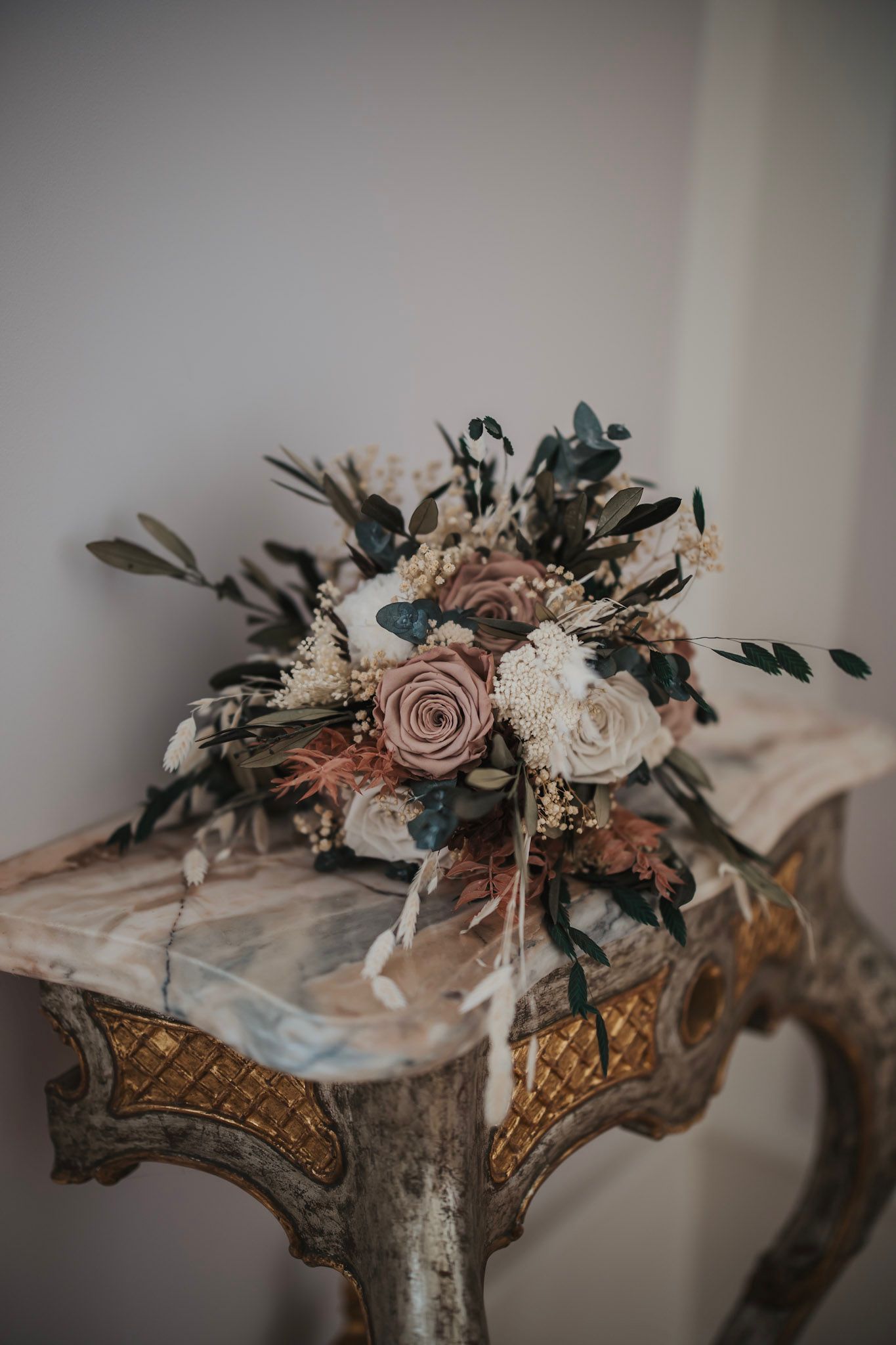 Brautstrauß aus Trockenblumen, präparierten Rosen, Eukalyptus und Olive im Schloss von Hammerstein bei einer Hochzeit