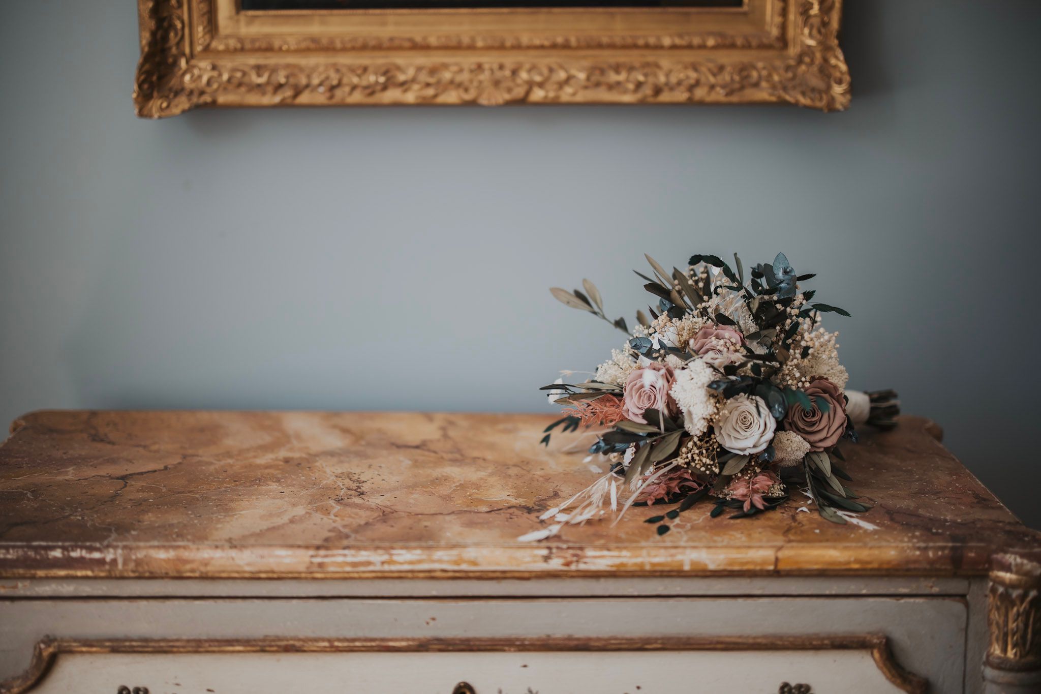 Brautstrauß aus Trockenblumen, präparierten Rosen, Eukalyptus und Olive im Schloss von Hammerstein bei einer Hochzeit