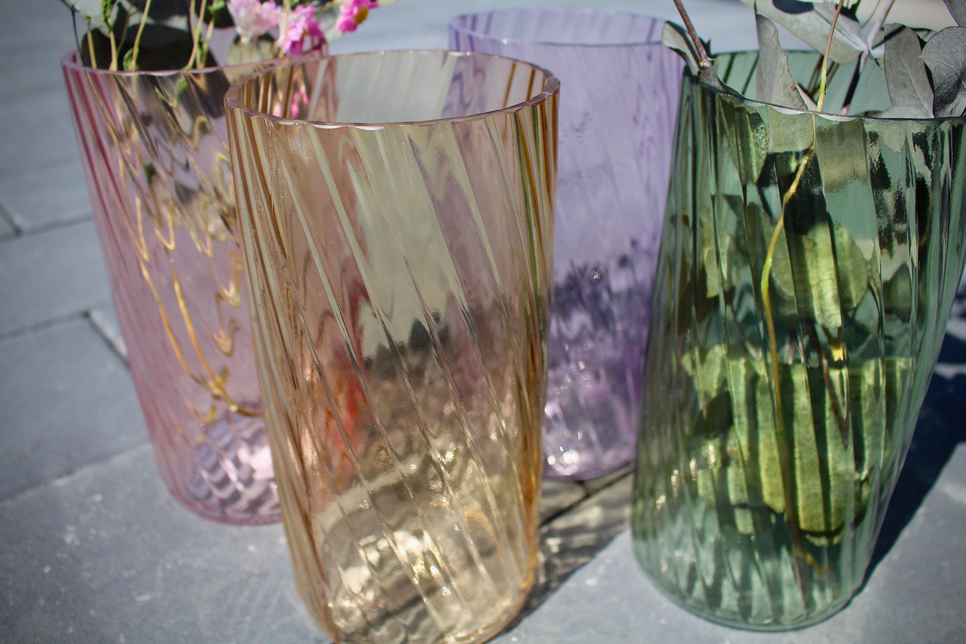 'Luma' – Farbglasvasen im Spiraldesign