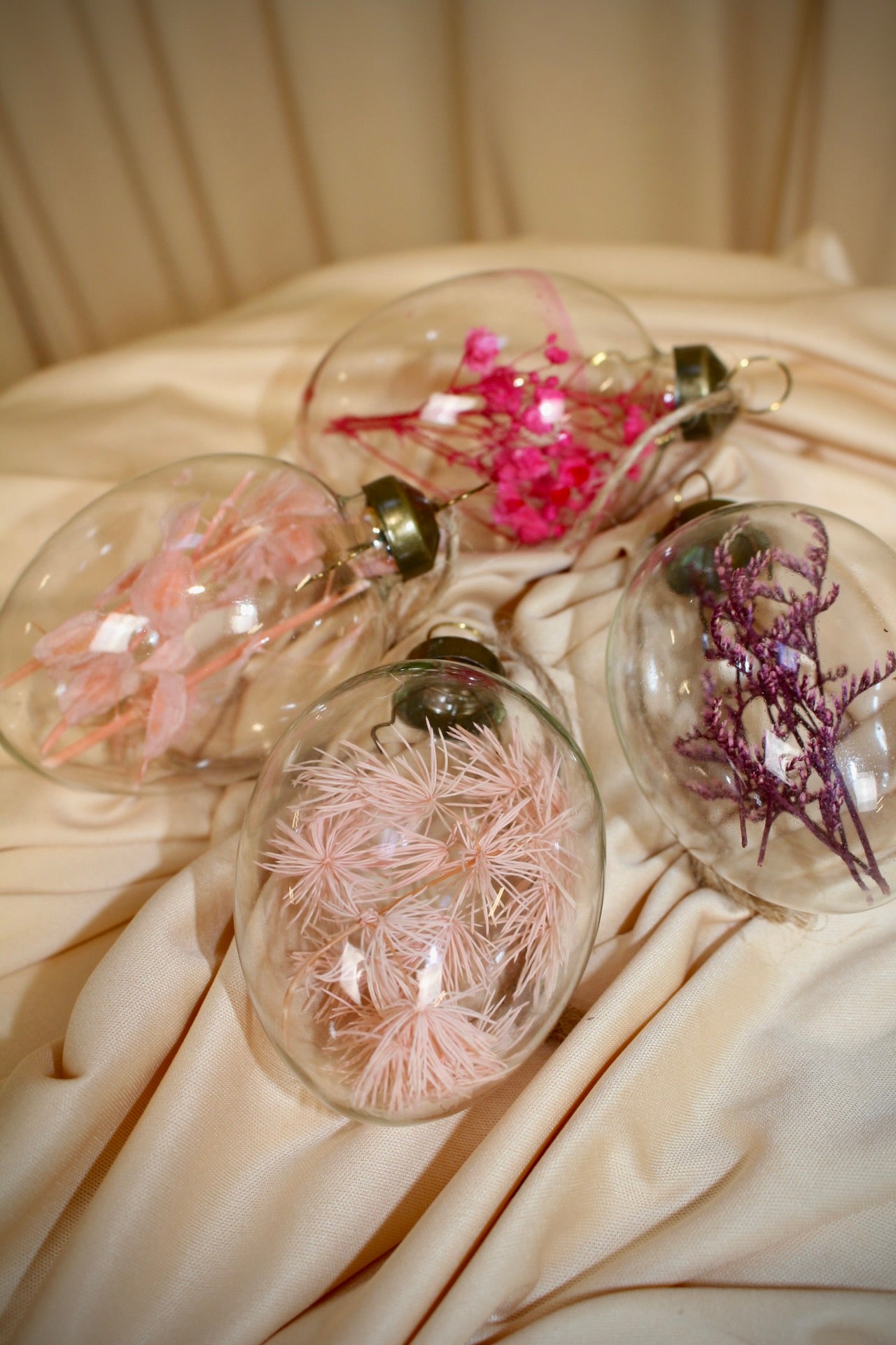 Glasei Blush Easter mit Trockenblumen in Rosa befüllt