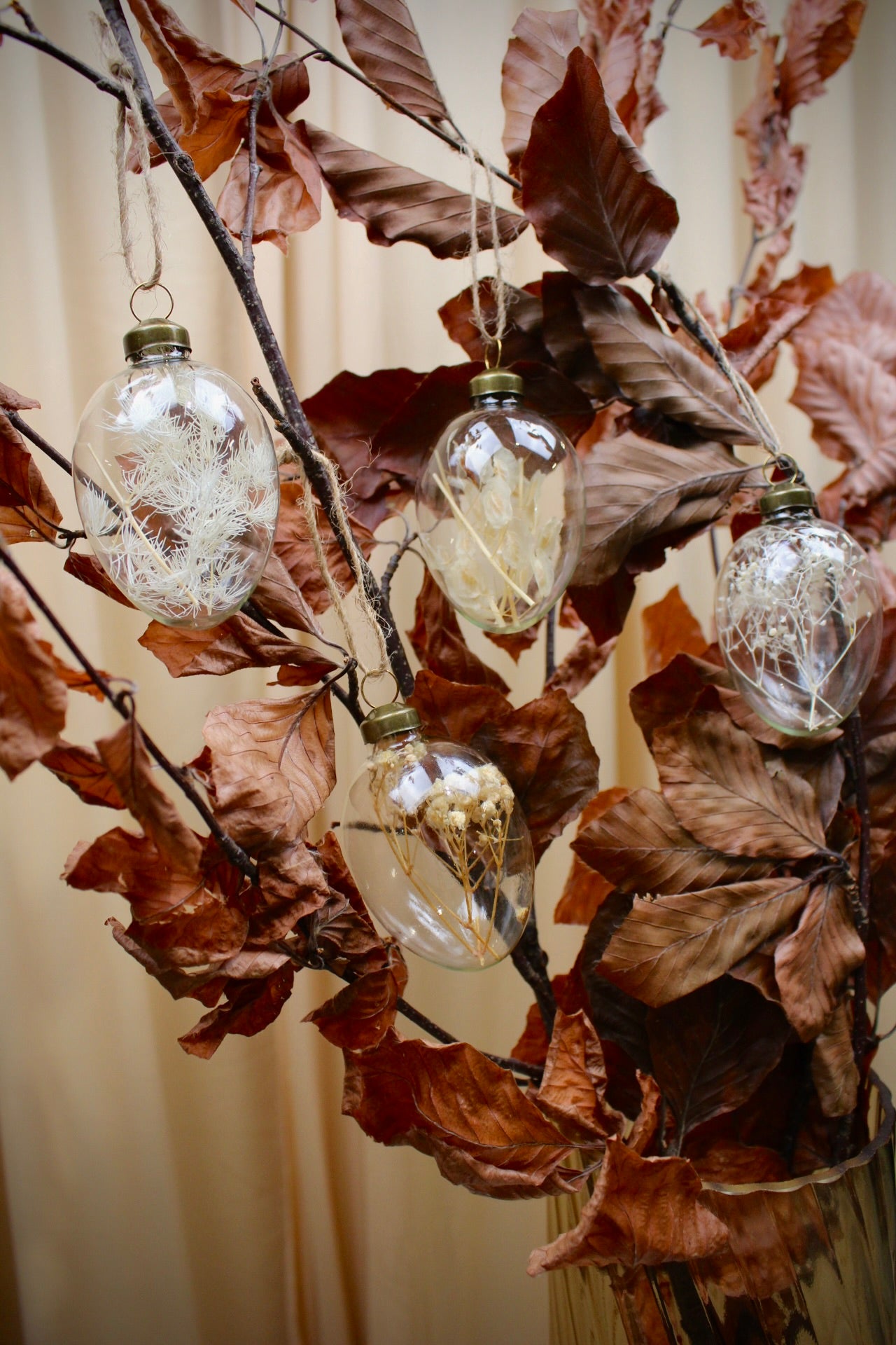 Glasei White Easter mit Trockenblumen in Rosa befüllt