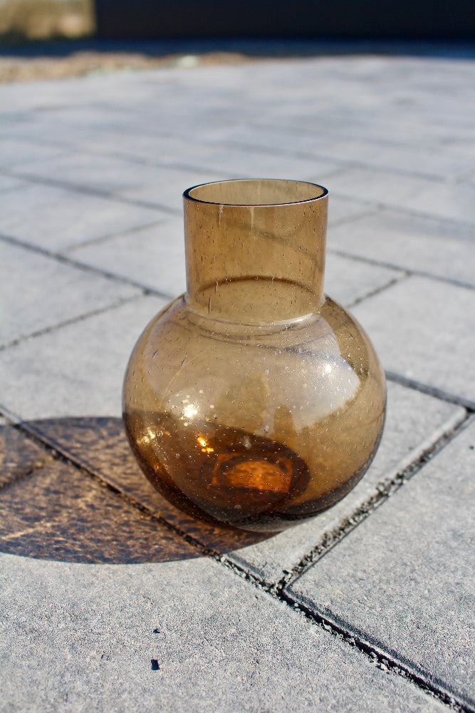 Braune Vase aus Glas