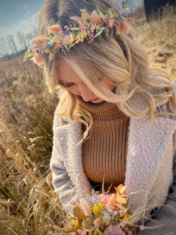 Haarkranz aus Trockenblumen in zarten Pastellfarben