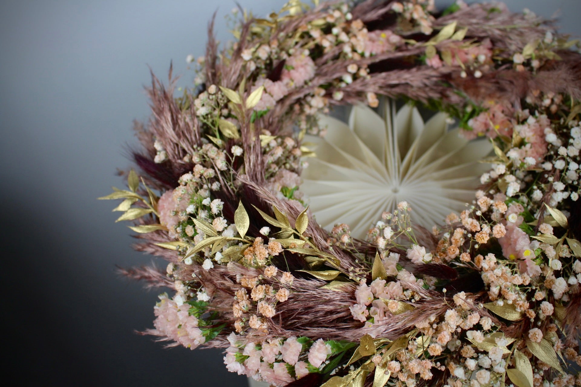 Header für die neue Adventskollektion. Adventskranz in warmen Farben