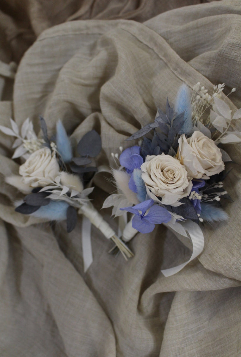 Hochzeit Anstecker mit stabilisierten Rosen Weiss Blau