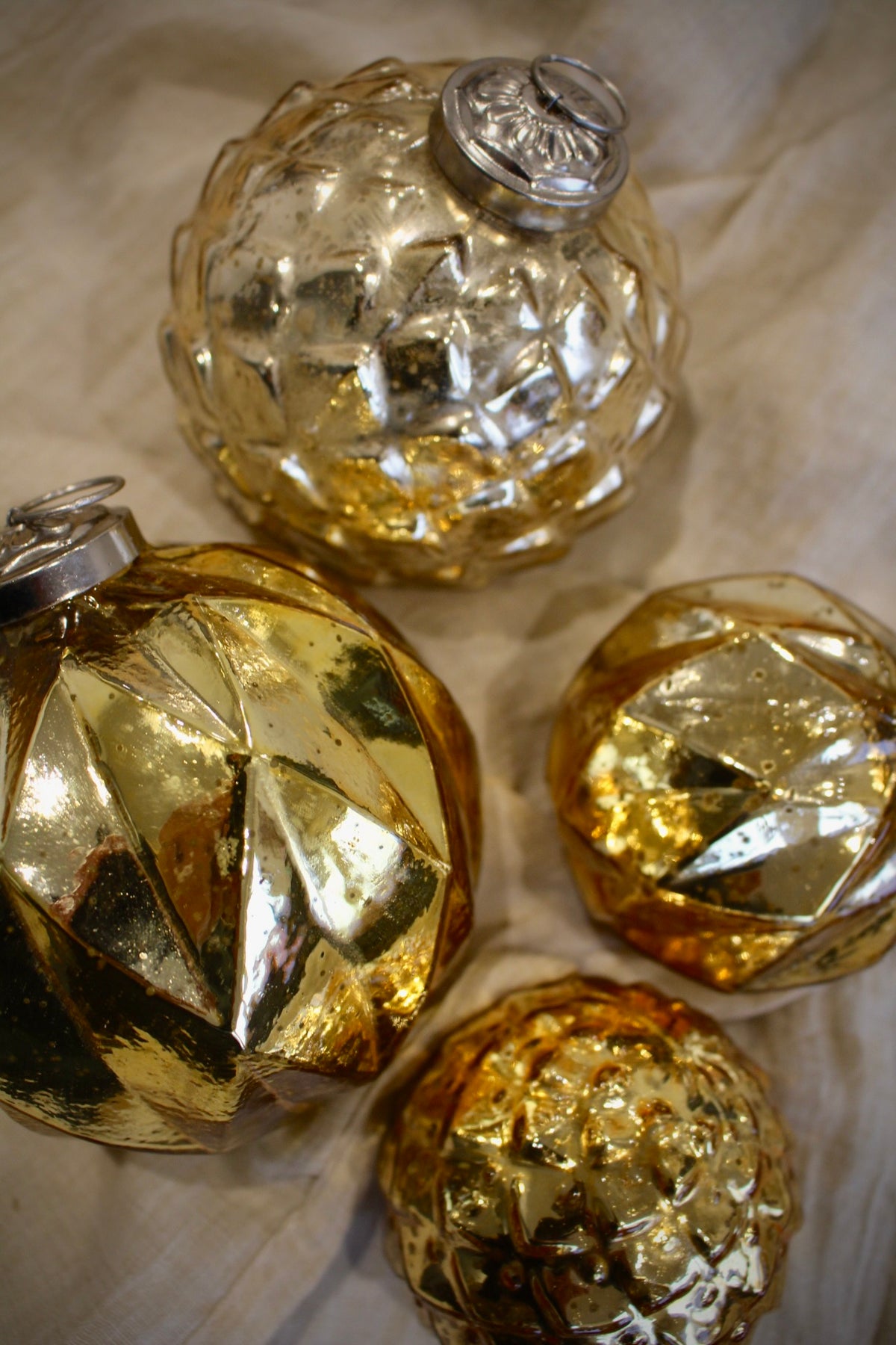 Goldene Weihnachtskugeln – facettiert & individuell