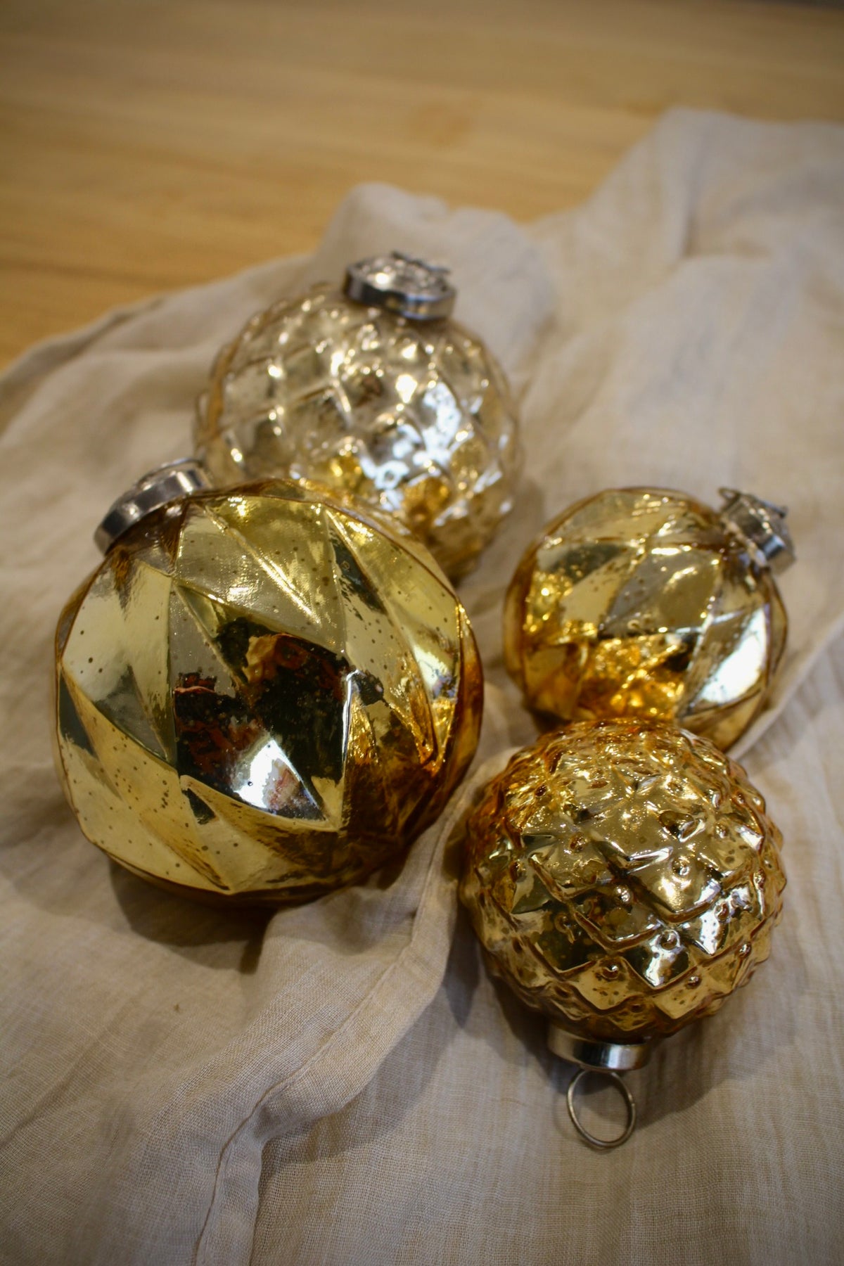 Goldene Weihnachtskugeln – facettiert & individuell
