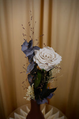 Infinity Rose – Präparierte echte Rose mit Eukalyptus & Schleierkraut | Weiß