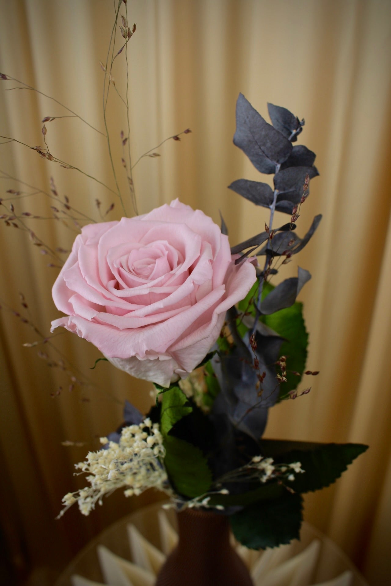 Infinity Rose – Präparierte echte Rose mit Eukalyptus & Schleierkraut in Rosa