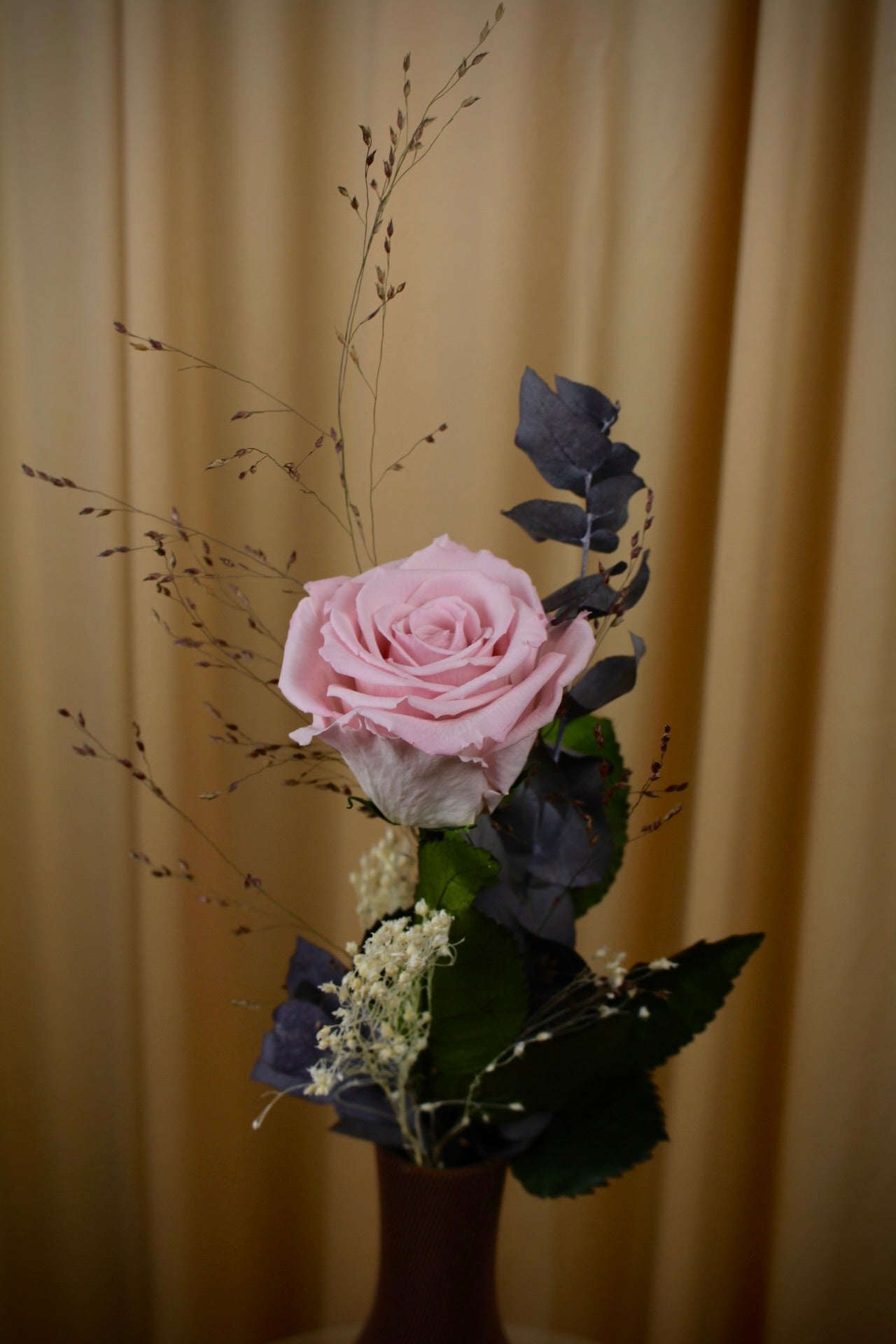Infinity Rose – Präparierte echte Rose mit Eukalyptus & Schleierkraut in Rosa